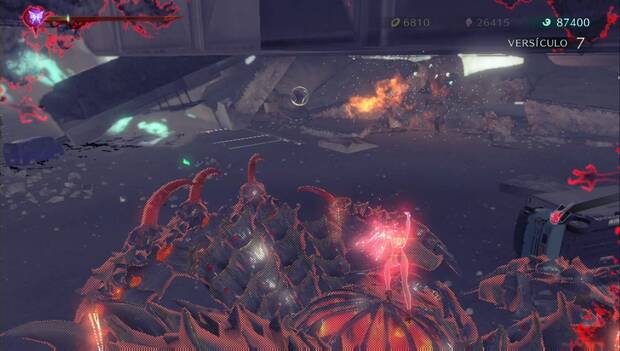 Bayonetta 3 - Cajas con figura del Capítulo 2: Bayonetta montando a Phantasmaraneae en la zona del parking donde se puede ver, al fondo, la caja con figura #07